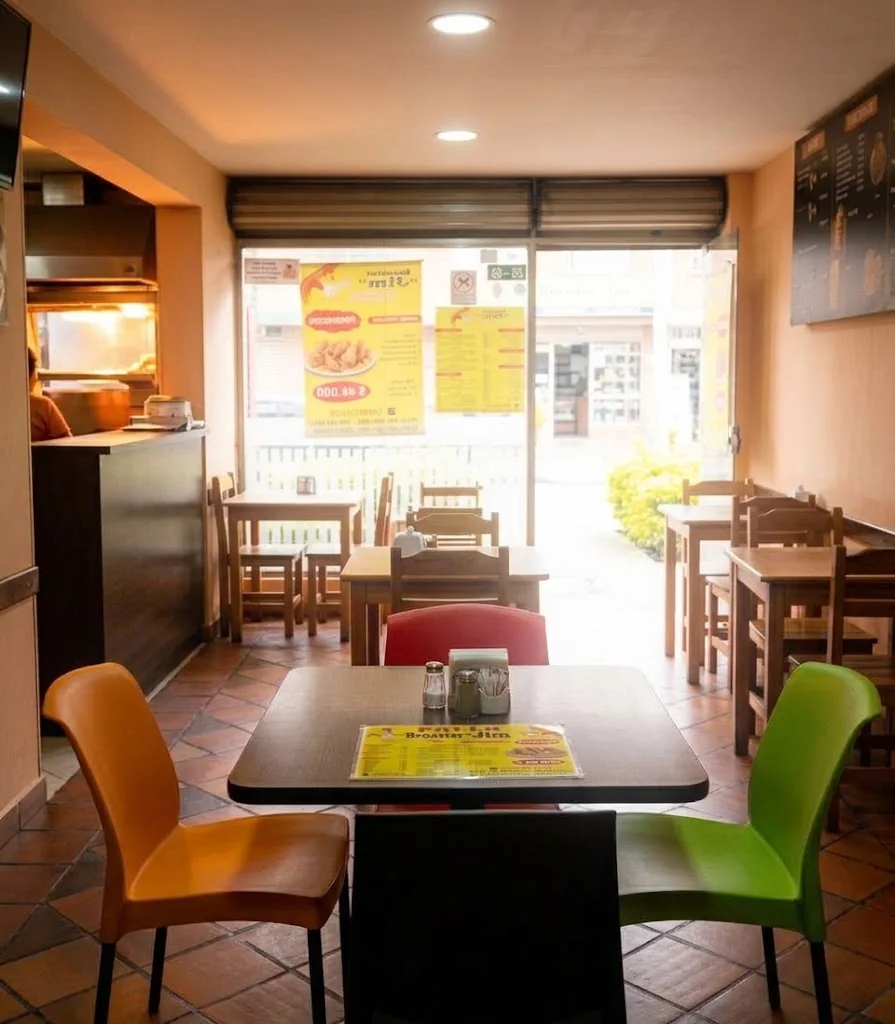 Salón con mesas de Broaster Jim