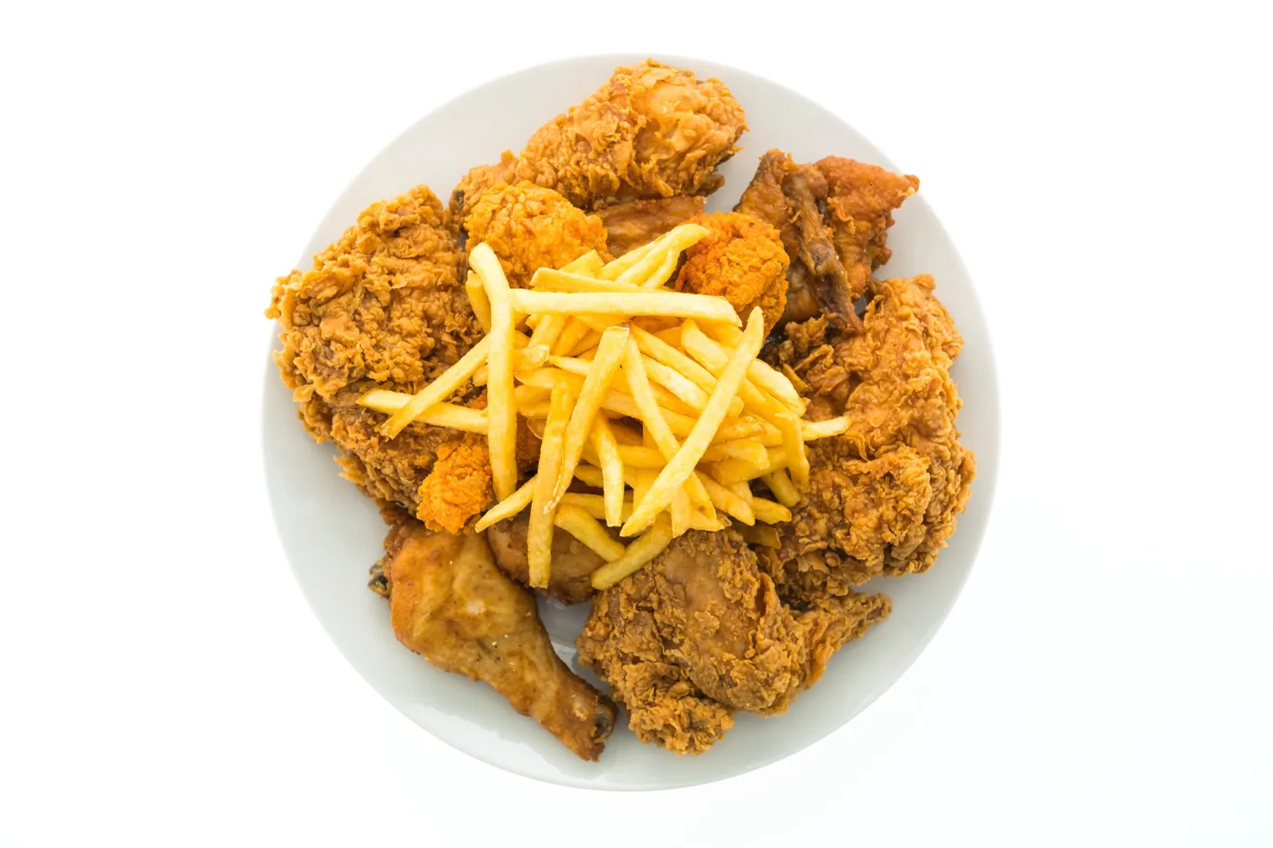 Plato de pollo frito con papas visto desde arriba